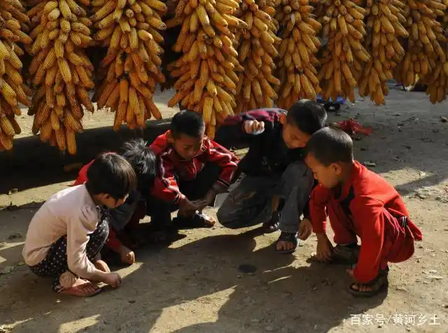 农村孩子的童年游戏,他们的游戏你玩过几种,这样的童年你怀念吗