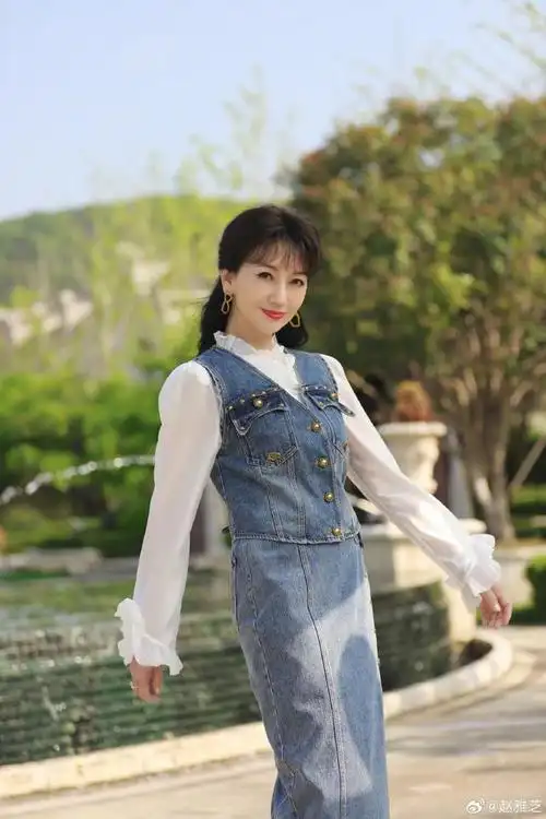 赵雅芝一组照片换了两双鞋,牛仔裙套装穿出了少女感