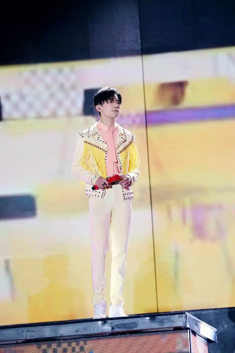 易烊千玺图片 易烊千玺高清舞台照图片