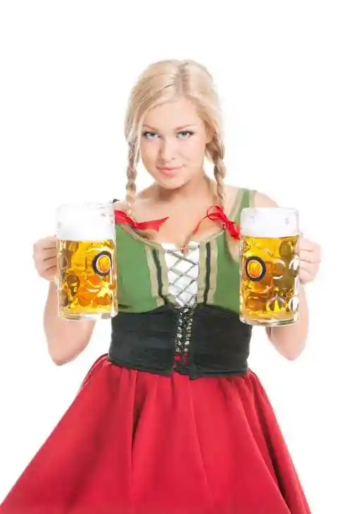 性感的女人与白色两杯啤酒