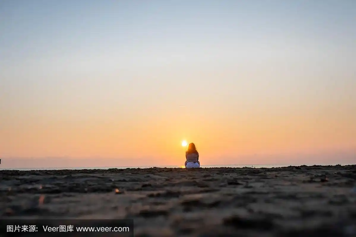 阳光穿过女性的双腿.