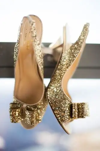 16双秀气优雅的金色高跟鞋