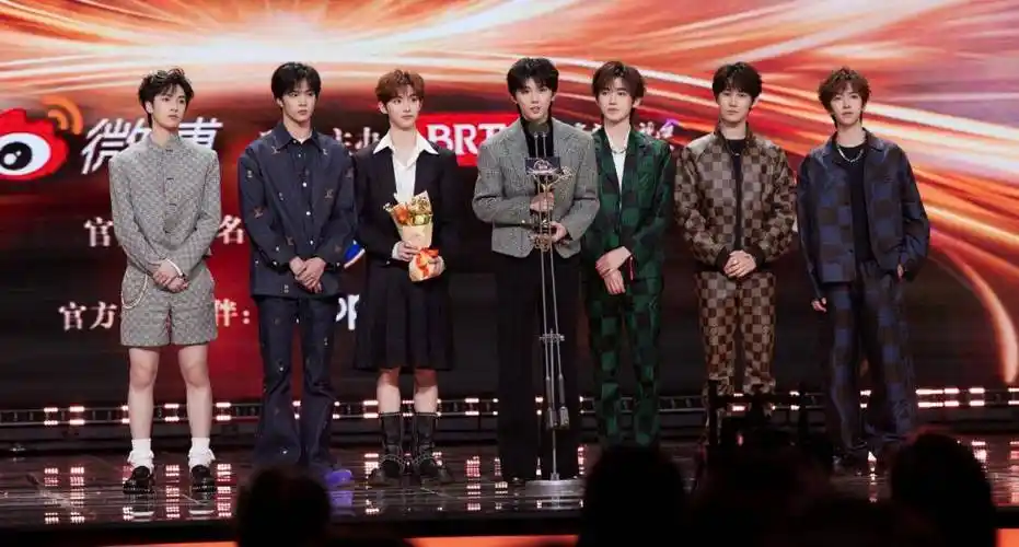 男明星穿搭更有心机,肖战高奢总监亲自打造,王一博鞋子超5万_男星