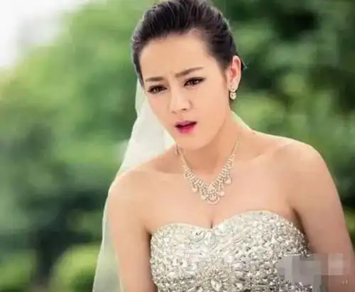 明星婚纱照,终于知道迪丽热巴为什么叫胖迪了!