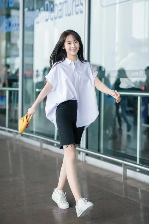 邢菲赴长沙录制《快乐大本营》 黑白简约风甜笑会粉丝