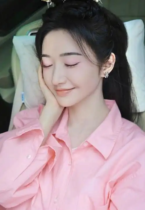 在这组照片中,景甜身穿粉色衬衫,尽显少女感十足.