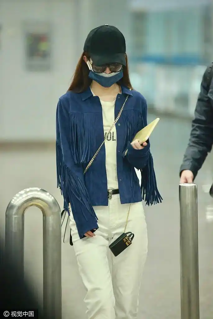 赵丽颖街拍:麂皮流苏夹克灵动若蓝天鹅