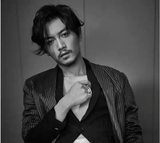 陈晓微信头像是这样的, 撒的不是糖是刀