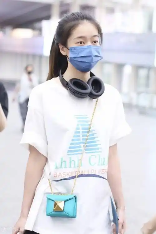 街拍张雪迎白tee运动短裤小白鞋清纯休闲