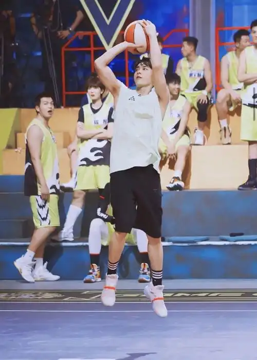 有没有李易峰打篮球的图片,想打印出来放在相框里,有没有无水印的?