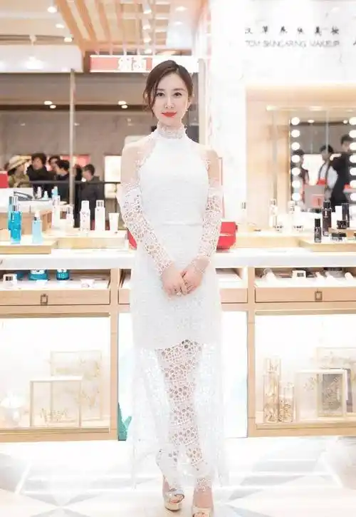 舒畅买年货穿得真高调,穿大红色羽绒服逛街,气质好惊艳_方式_身材