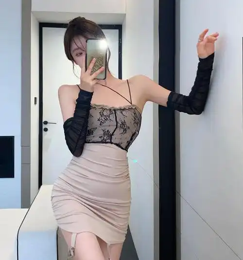 2022春夏款时尚网红风小众设计感蕾丝纯欲辣妹性感吊