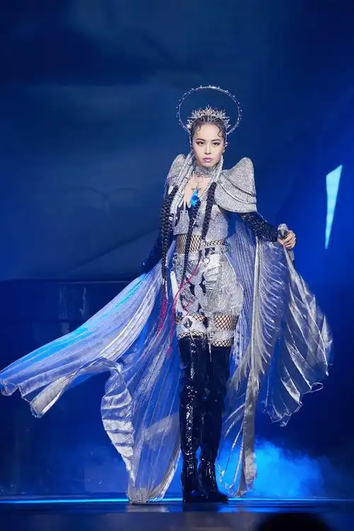 蔡依林又开演唱会!穿16斤重的浮夸战袍跳舞,服装造价高达160万