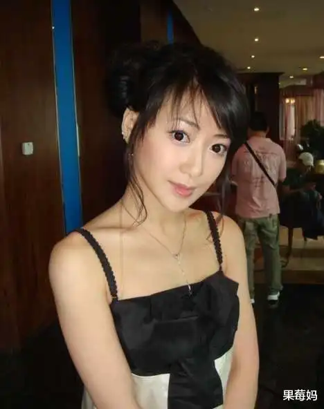 她出道24年一手好牌打的稀烂,从娱乐圈宠儿变弃儿,导演:她便宜
