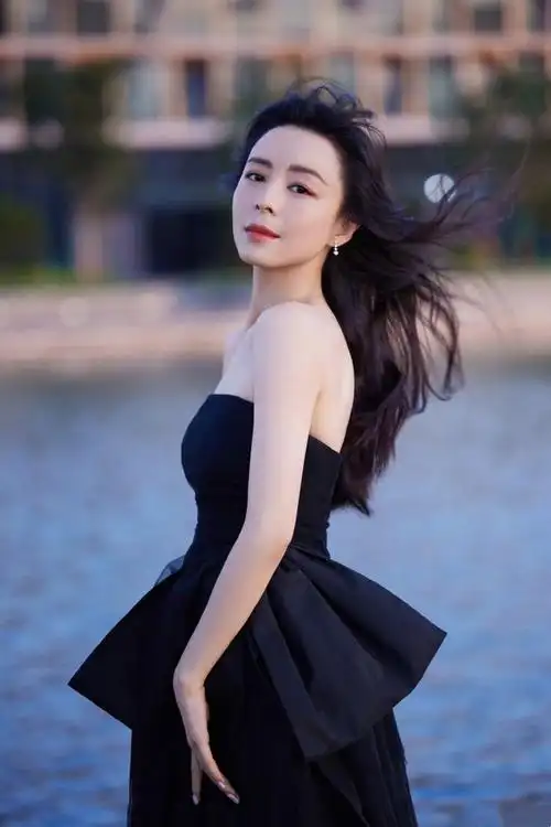 41岁张静初一袭黑色抹胸纱裙,气质绝美性感撩人,好身材让人羡慕