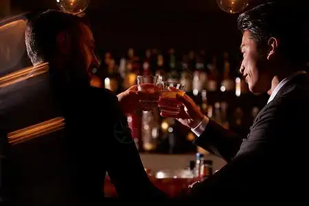 商务人士酒吧喝酒碰杯背影图片素材