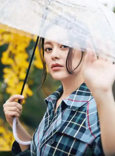 王力可电影《山歌》热映 最新街拍曝光时尚感十足