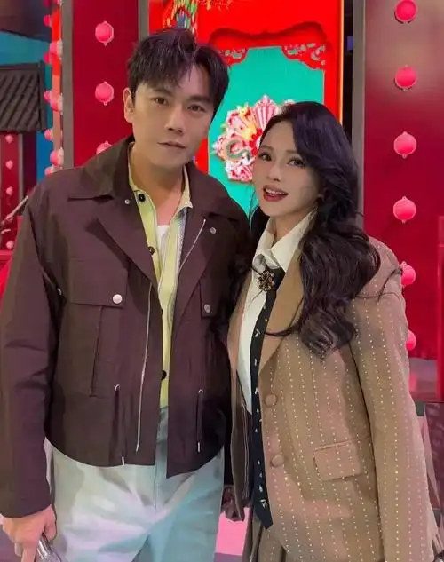 惊艳全场!秦昊伊能静春晚合体,56岁"冻龄女神"学院风造型太惊艳