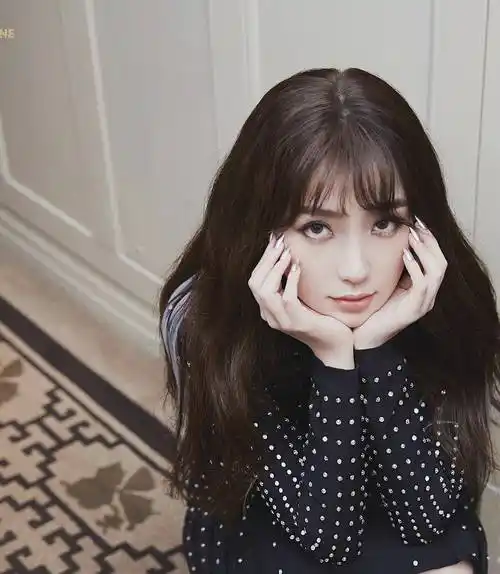 虞书欣剪刘海好可爱,穿钻石裙好高级,"骑士靴"太抢镜_风格_效果_身材