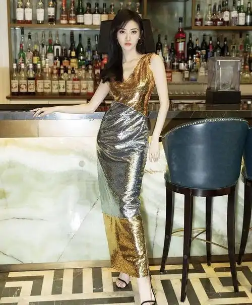 景甜鎏金亮片礼裙高贵优雅,美艳动人!