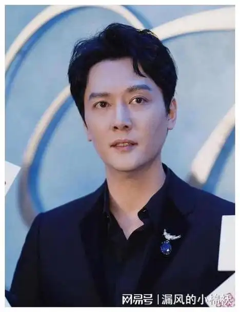 第二天冯绍峰出门后,两位美女过了一会也出门了.