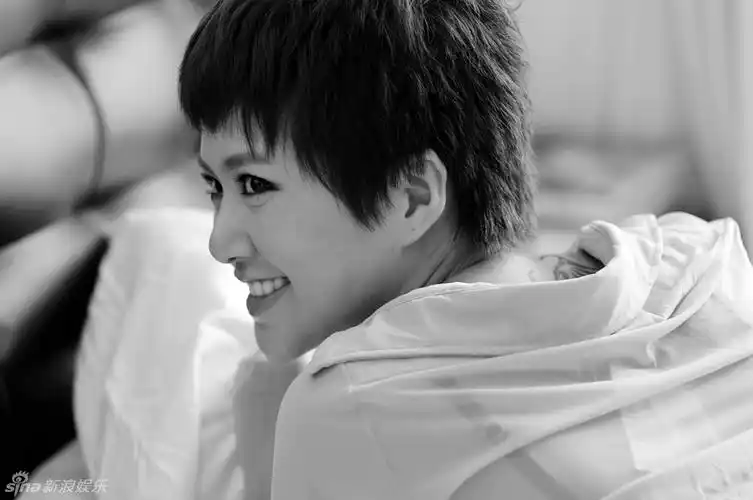 谭维维《型男志》大片诠释性感 (图)