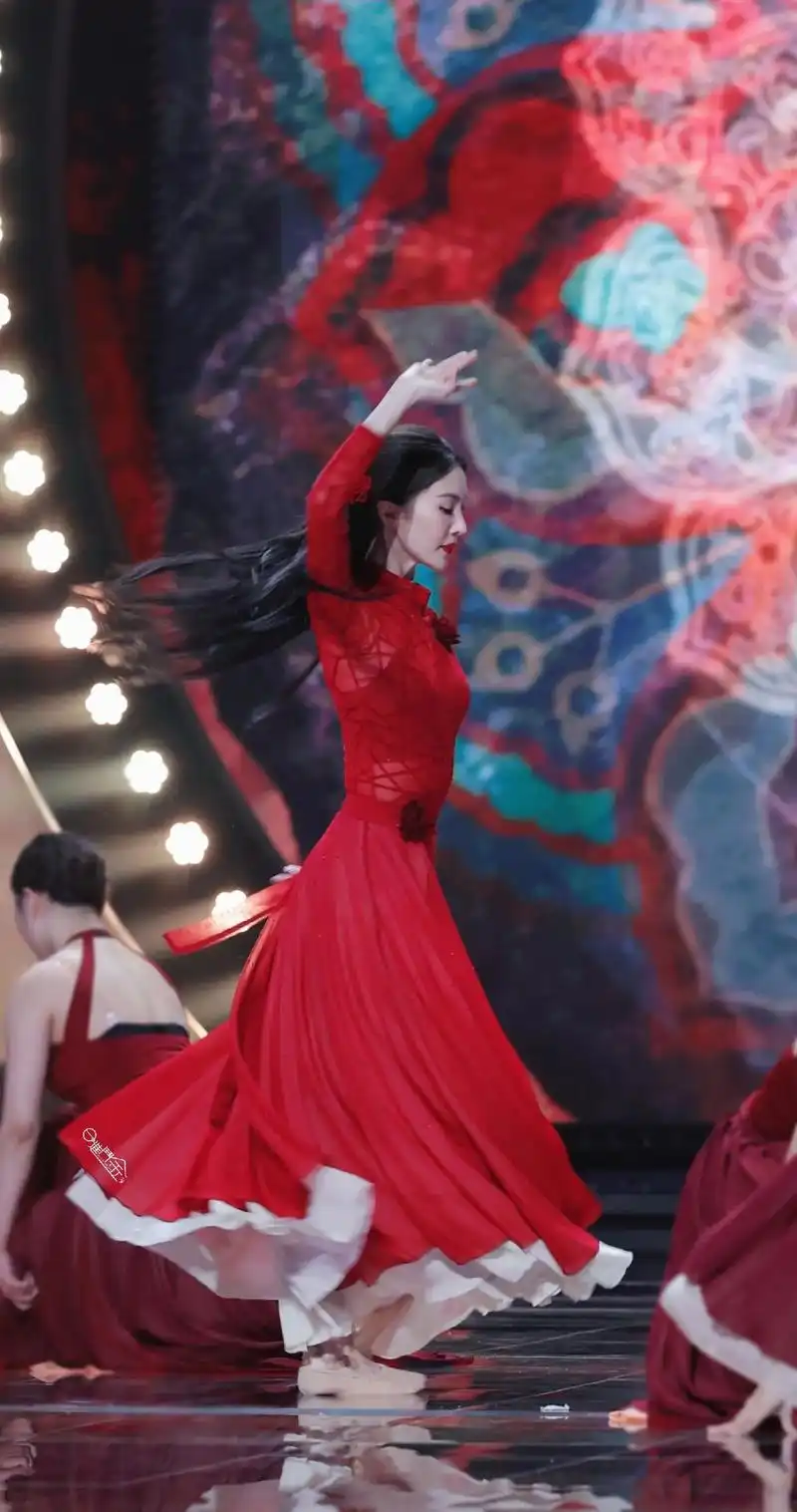 金晨卜卦舞台绝美 #红衣古装  #国风正当红 就这几个动作 - 抖音