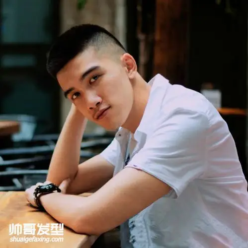 黑色短发寸头帅哥图片(3)-帅哥图片-帅哥发型网