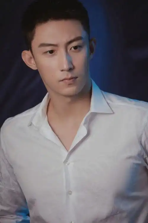 媒体联盟#@johnny黄景瑜最新夏日大片露出,白衬衣干净利落,自然清爽