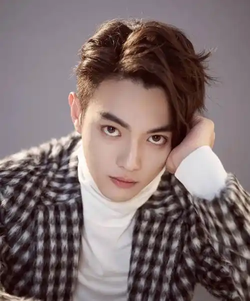 许凯新恋情曝光,曾与同公司艺人传绯闻,还被扒家暴前女友?