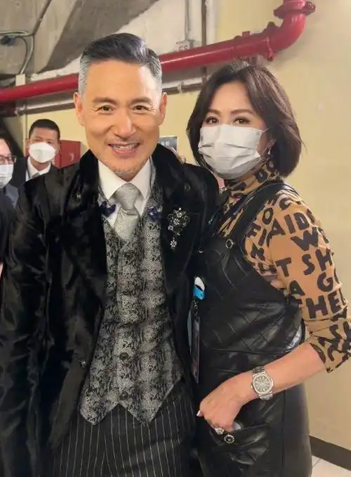 众星支持张学友演唱会刘嘉玲与歌神拥抱何超莲坐直升飞机前往