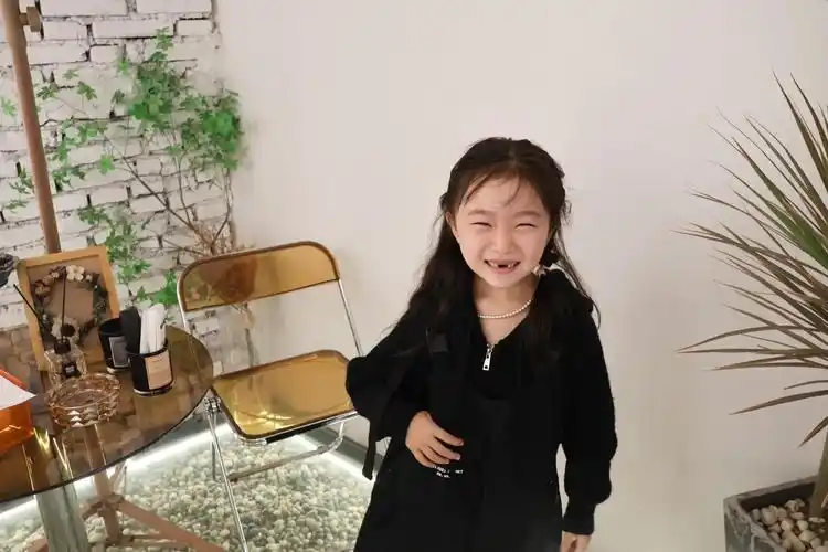 一笑起来眼睛就没啦!#最纯真的笑容 #掉牙的小孩 #笑起来很 - 抖音