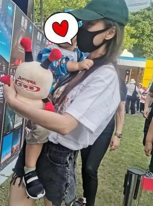 baby带小海绵玩亲子营单手抱娃妈妈力十足儿子小胖手可爱