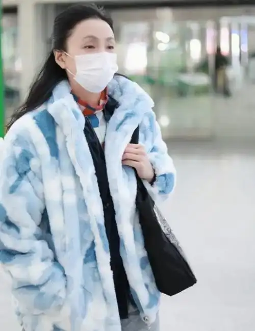 陶虹机场穿搭层次感满满美丽动人