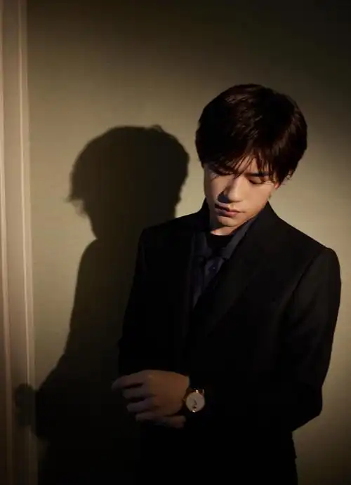 易烊千玺最新直播造型 全黑西装造型的玺……|易烊千玺|造型|全黑