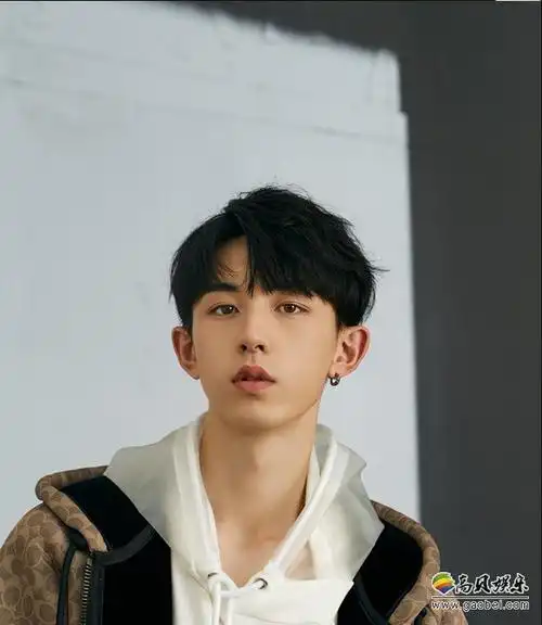 郭俊辰最新时尚大片不断尝试与突破在多种风格之间转换自如