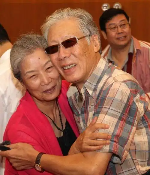 老戏骨吕中丈夫病逝8年多儿媳妇何琳让她在悲痛中坚强