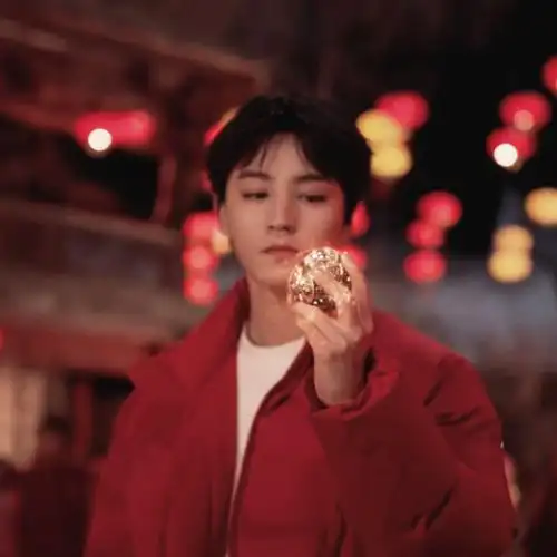 穿这种红色羽绒服都这么好看06  #英雄联盟手游品牌代言人王俊凯