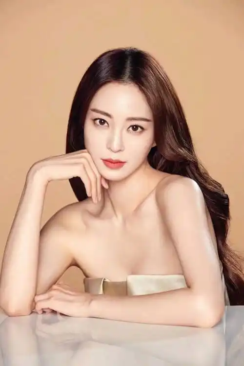 原创韩艺瑟sns发布近照古建筑中踩门槛拍照