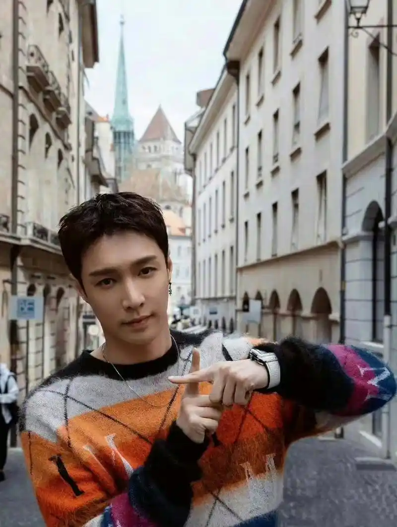 张艺兴街拍时尚造型