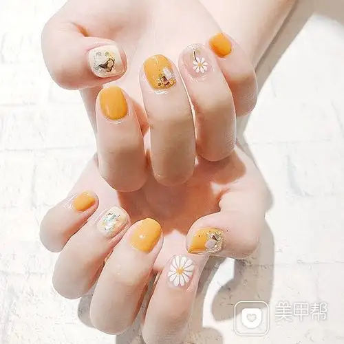 方圆形橙色手绘花朵贝壳片短指甲夏天美甲图片