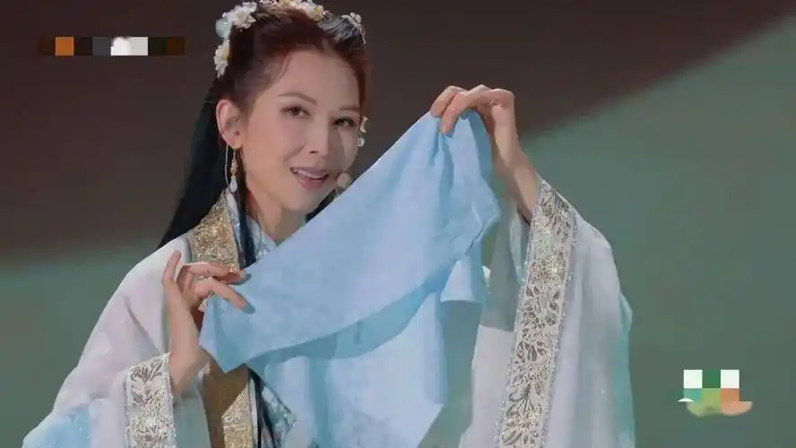 盘点蔡少芬十个绝美造型,《天伦》纯过蒸馏水!