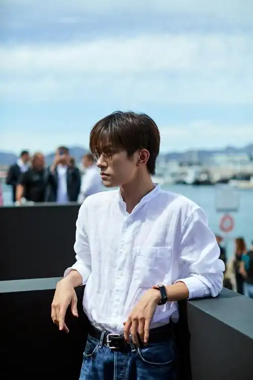 易烊千玺白衬衫造型大片##易烊千玺眼镜白衬衫造型