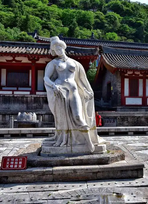 杨贵妃塑像下有喷泉口,泉水喷出时,如同贵妃淋浴,美丽非凡.