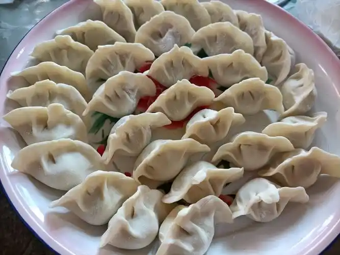 年夜饭不用说,每年都是饺子,正好我喜欢吃饺子了.