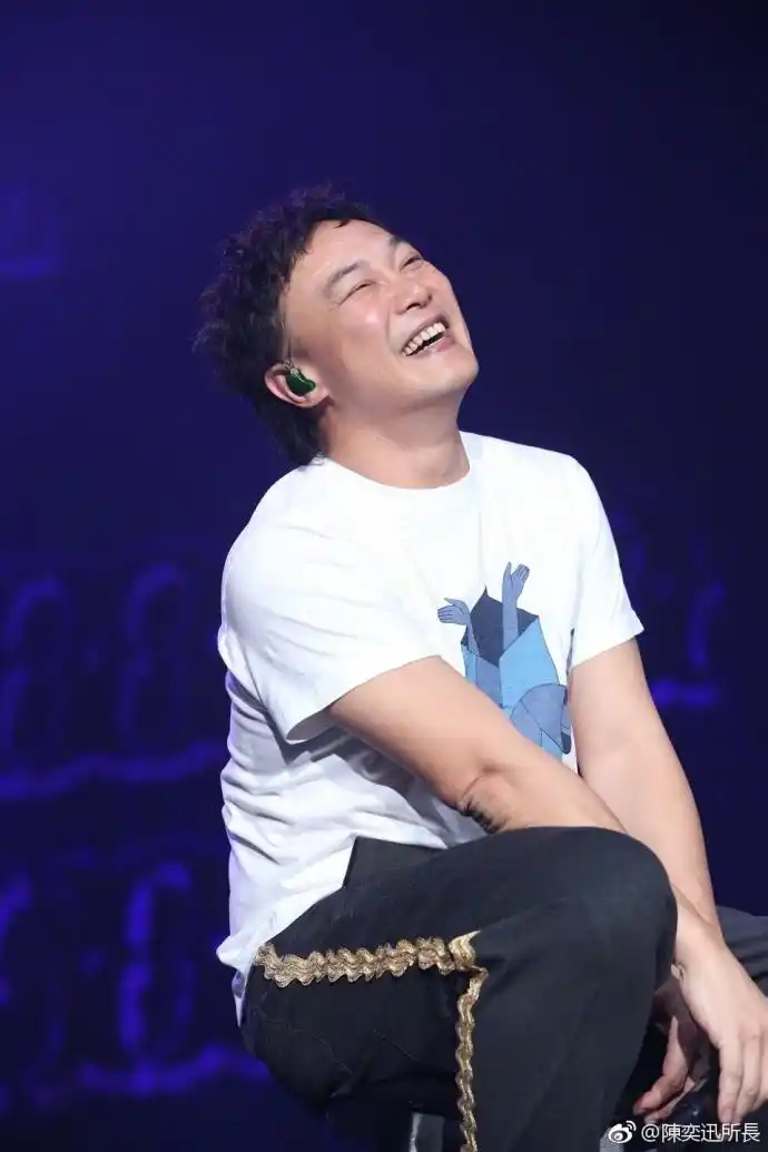 陈奕迅演唱会不忘耍宝台上开怀大笑尽显搞怪本色