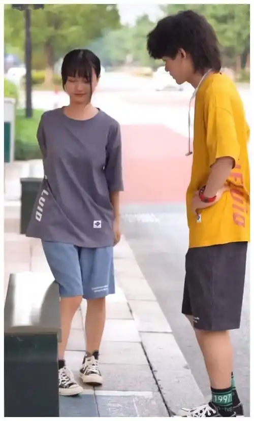 她们俩的身高差距不太明显,腿长的比例也一样,但是因为男朋友穿10厘米
