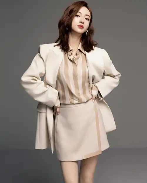 凭借墨雨云间再次杀回来的吴谨言全新写真大片气场直接拉满!