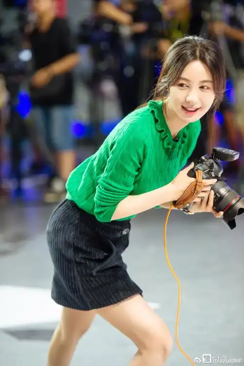 李菲儿《跨界歌王》一身红装亮相舞台,网友:人美又会穿