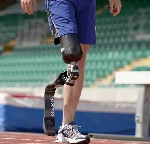 这当然归功于他的假肢了,竞技型假肢部分性能是超过人体真腿的